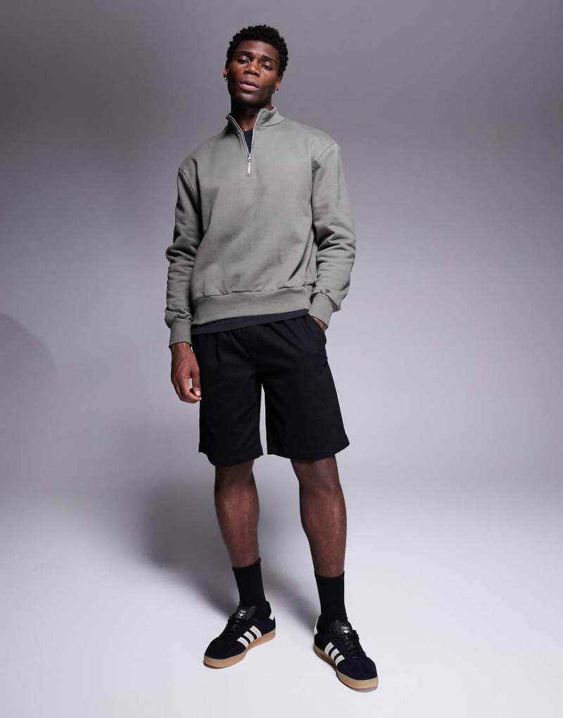 ADPT - Chino-Shorts in lockerer Passform in Schwarz von ADPT