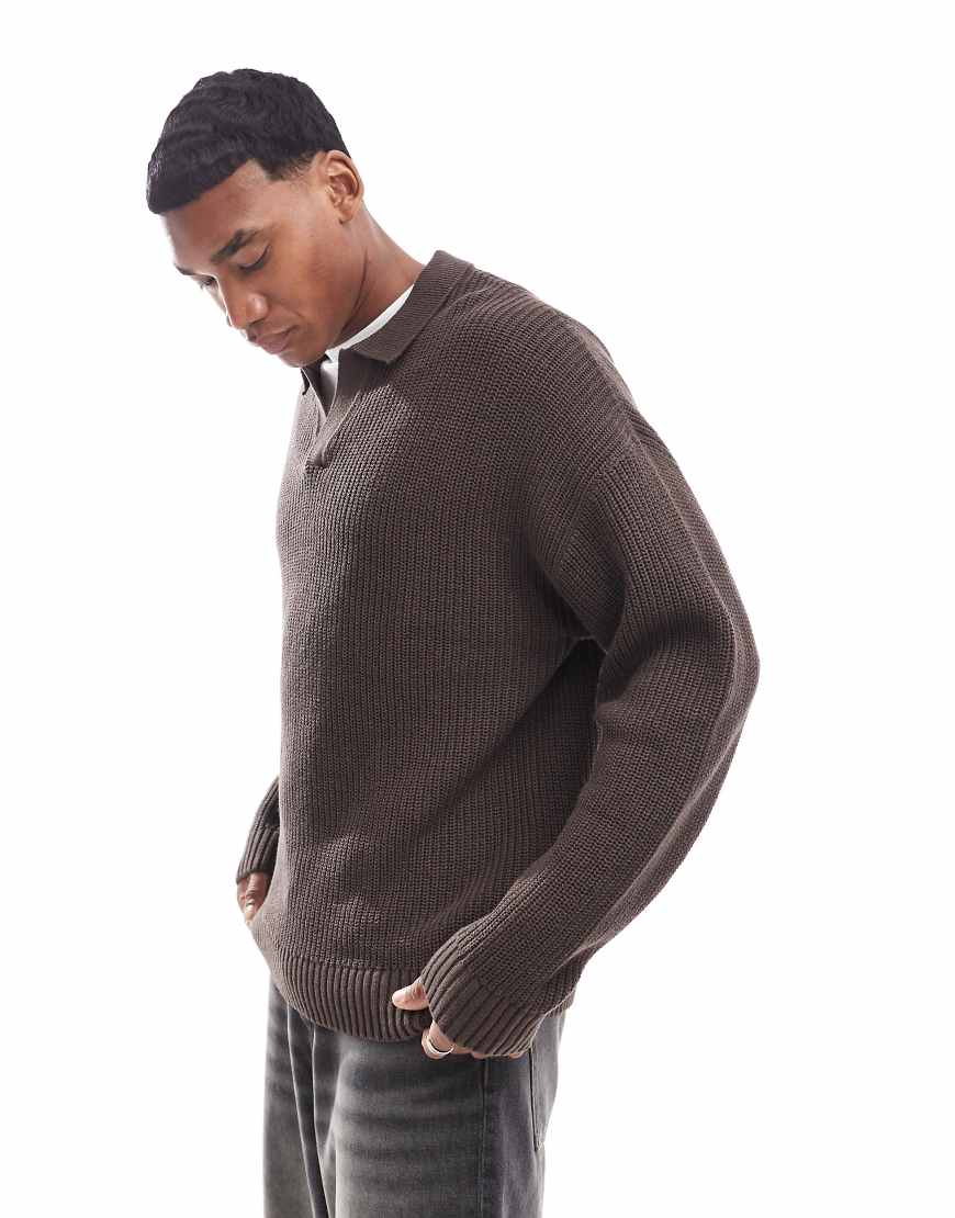 ADPT - Gestricktes Oversize-Polohemd mit Patentmuster in Schokobraun von ADPT