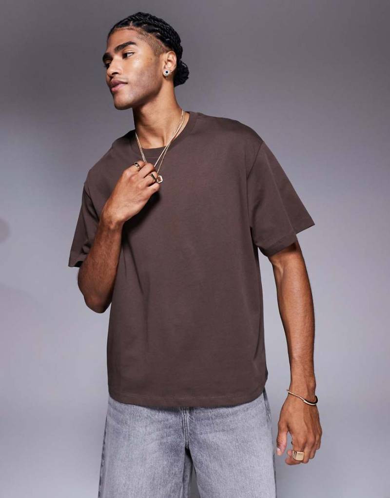 ADPT - Kastiges Oversize-T-Shirt in Braun von ADPT