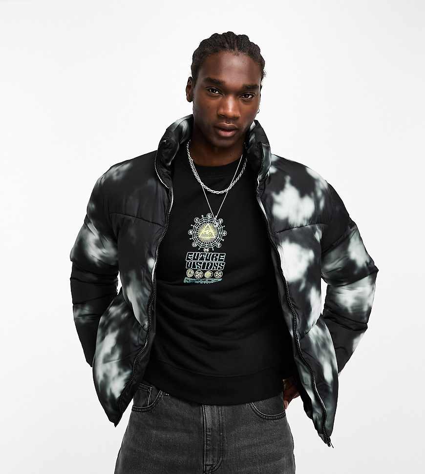 ADPT - Kurze Steppjacke mit schwarzem Batikmuster und Stehkragen von ADPT