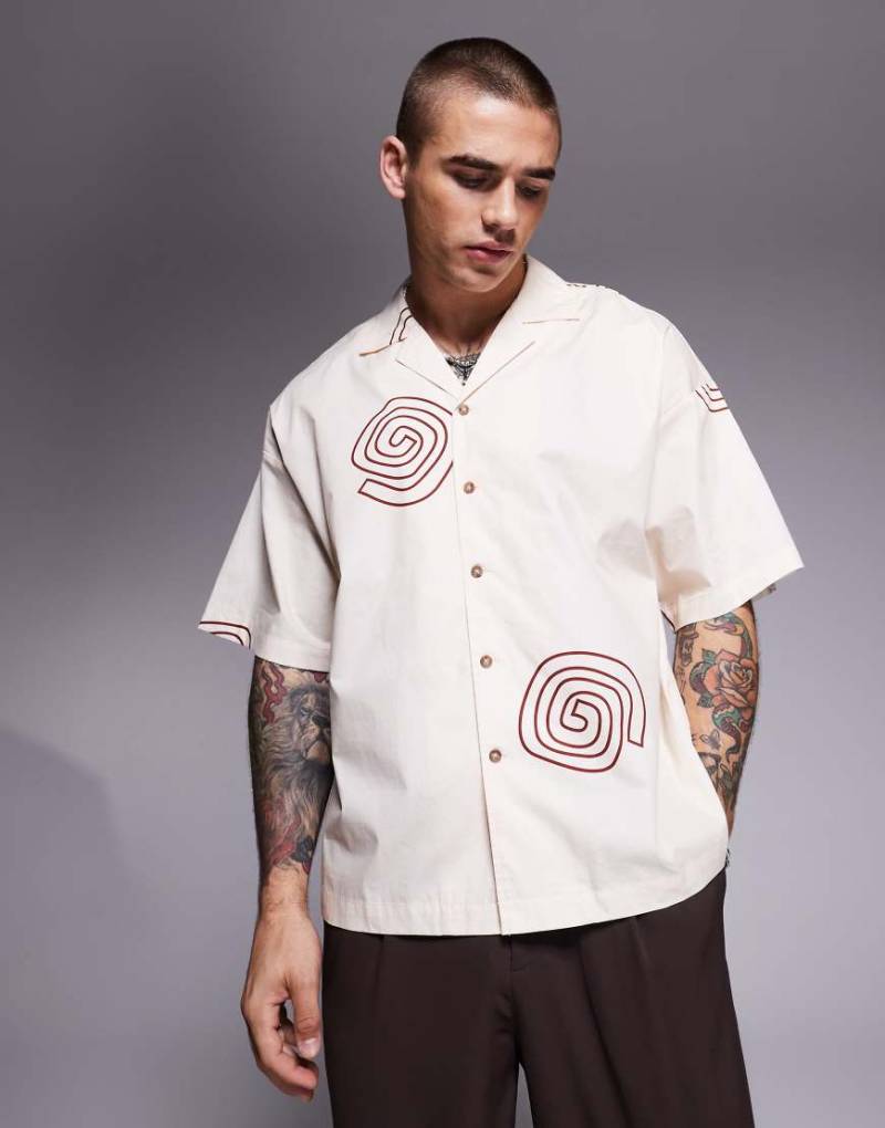 ADPT - Oversize-Hemd in Cremeweiß mit Reverskragen und Spiral-Prints von ADPT