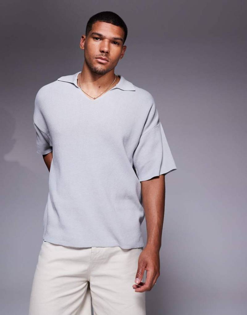 ADPT - Oversize-Polohemd aus Strick in Grau mit geschlitztem Ausschnitt von ADPT