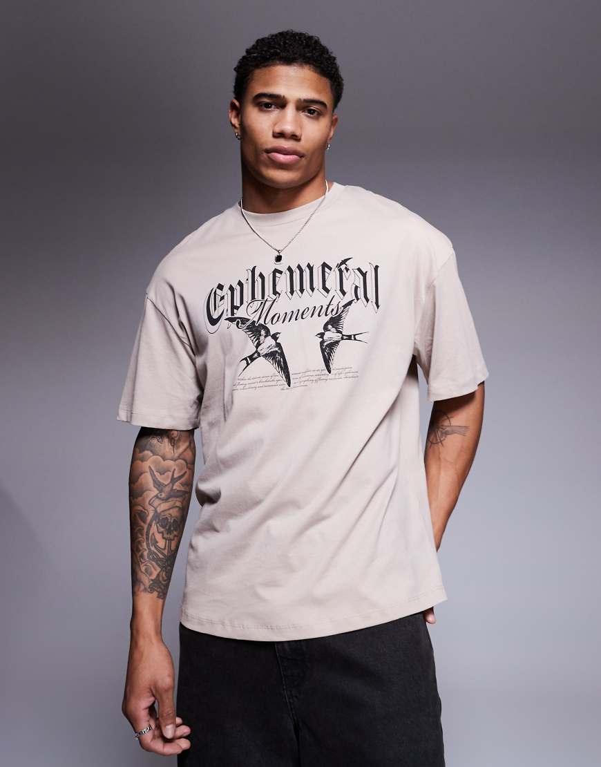 ADPT - Oversize-T-Shirt in Creme mit Vogel-Brustprint-Weiß ADPT - Oversize-T-Shirt in Creme mit Vogel-Brustprint-Weiß von ADPT
