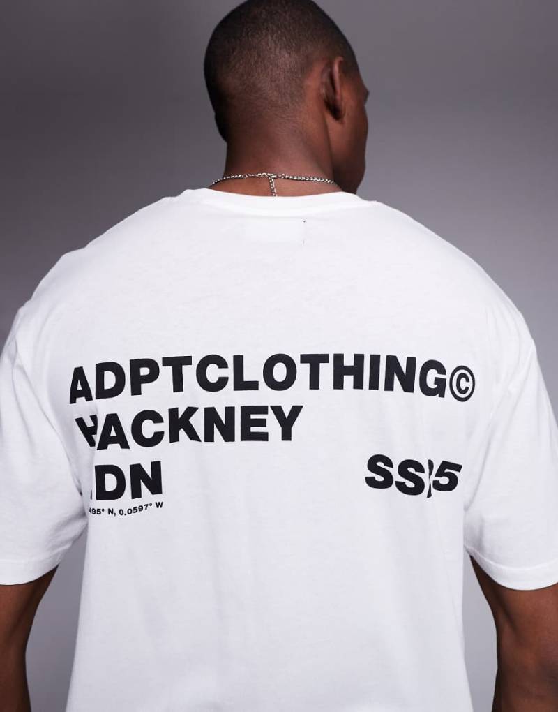 ADPT - Oversize-T-Shirt in Weiß mit Hackney-Rückenprint von ADPT
