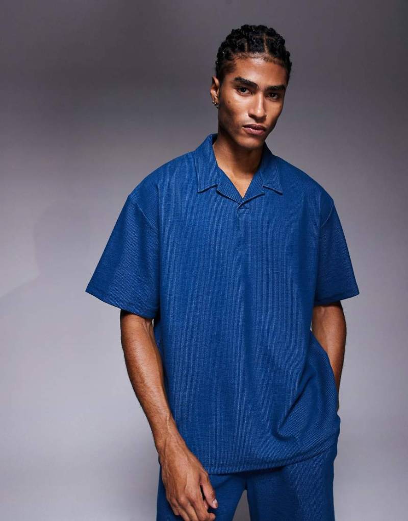 ADPT - Polohemd in Jeansblau mit offenem Ausschnitt von ADPT