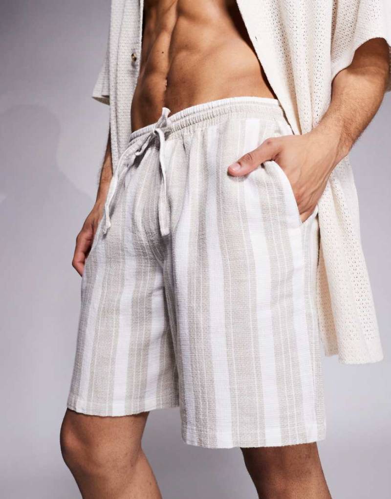 ADPT - Strukturierte Shorts in gestreiftem Cremeweiß von ADPT