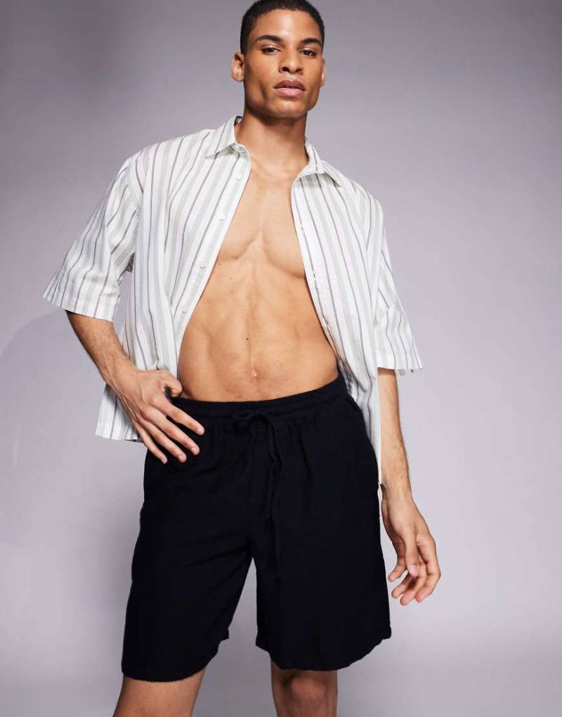 ADPT - Shorts in Schwarz mit Strukturmuster von ADPT