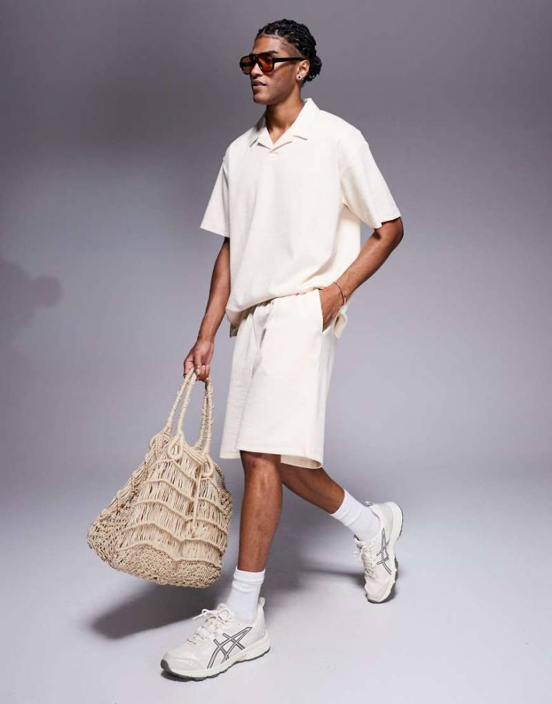 ADPT - Strukturierte Shorts in Cremeweiß von ADPT