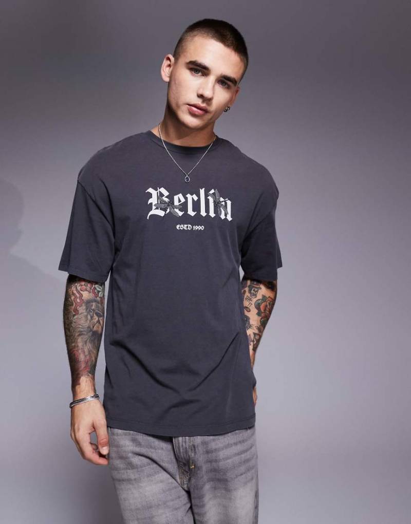 ADPT - T-Shirt in verwaschenem Grau mit übergroßem „Berlin"-Print von ADPT