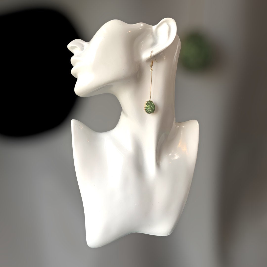 Grüne Und Goldene Harz Geode Tropfen Ohrringe Grüne Und Goldene Harz Geode Tropfen Ohrringe von ADabbleHereAndThere