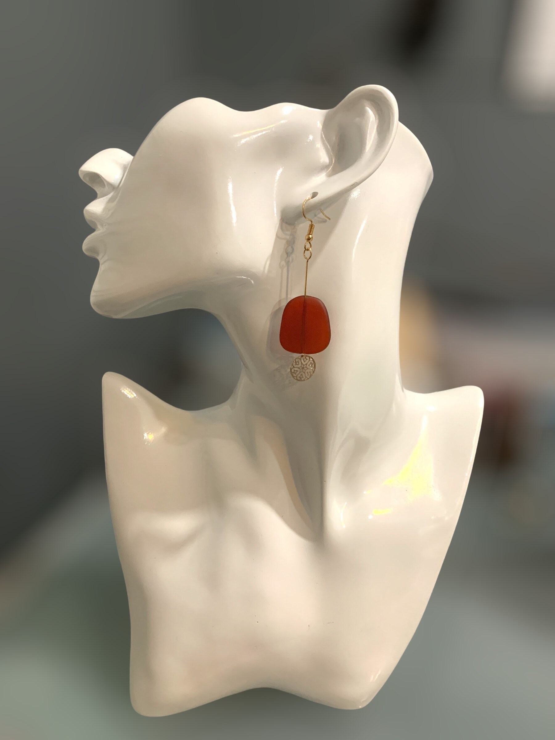 Rote Meer Glas Tropfen Ohrringe Mit Gold Fillagree Akzent Scheibe Rote Meer Glas Tropfen Ohrringe Mit Gold Fillagree Akzent Scheibe von ADabbleHereAndThere