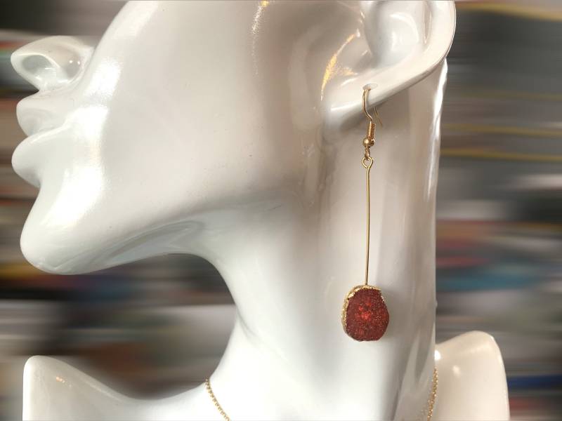 Wurzelchakra Jaspis Und Gold Harz Geode Ohrringe von ADabbleHereAndThere