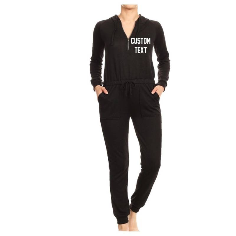 Benutzerdefinierter Text Schwarzer Pyjama-Jumpsuit Mit Kapuze Und Reißverschluss - Einteiliger Lounge-Jumpsuit Damen Casual Relaxed Fit Jumpsuits von ADashofChic