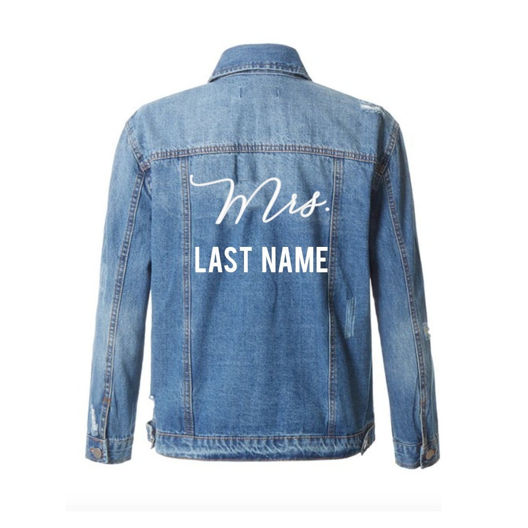 Custom Mrs Text Jeansjacke Mid-Wash Vintage Inspirierte Und Distressed Oberbekleidung Jacke - Womens Custom Text Jacket Bride Mrs Denim Custom Mrs Text Jeansjacke Mid-Wash Vintage Inspirierte Und Distressed Oberbekleidung Jacke - Womens Custom Text Jacket Bride Mrs Denim von ADashofChic