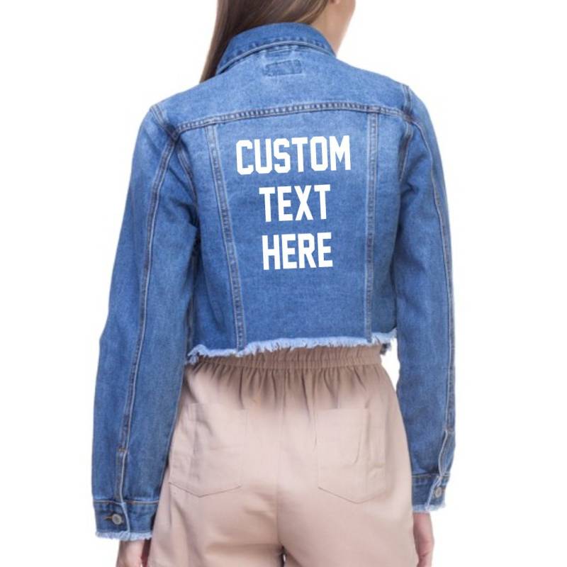 Custom Text Crop Jeansjacke Mid-Wash Vintage Inspirierte Und Distressed Oberbekleidung Jacke - Womens Custom Text Jacket Fransensaum von ADashofChic
