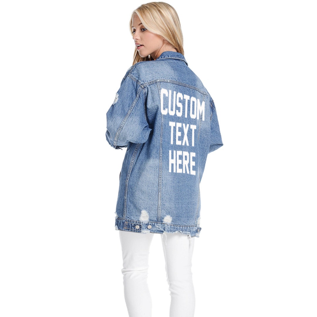 Custom Text Lange Übergroße Jeansjacke Mid-Wash Vintage Inspirierte Und Distressed Oberbekleidung Jacke Custom Text Jeans Custom Text Lange Übergroße Jeansjacke Mid-Wash Vintage Inspirierte Und Distressed Oberbekleidung Jacke Custom Text Jeans von ADashofChic