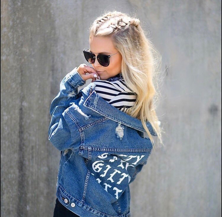Custom Text Übergroße Jeansjacke Mid-Wash Vintage Inspirierte Distressed Oberbekleidung Jacke - Damen Custom Text Jacket von ADashofChic