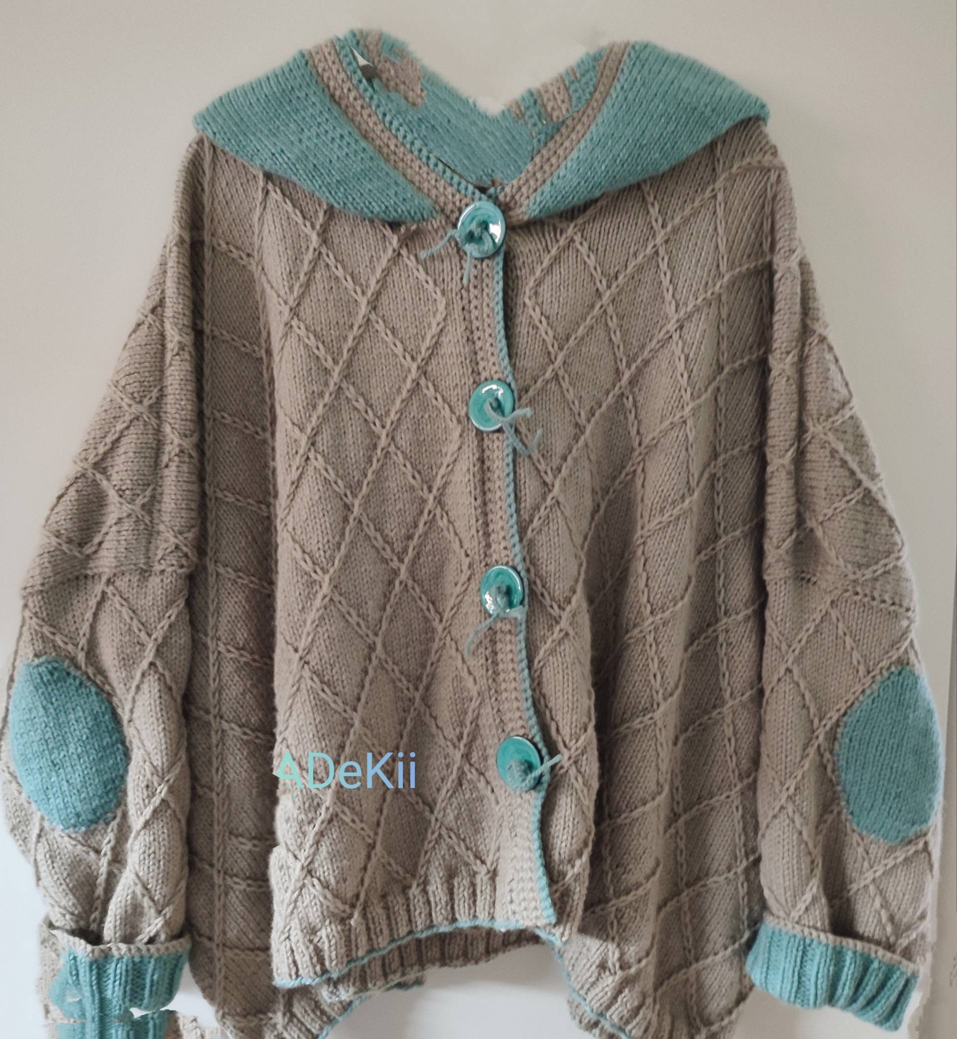 strickjacke Hoodie Handgestrickt Plus Size Oversize Lagenlook Weich in Sand Und Verdigris von ADeKii