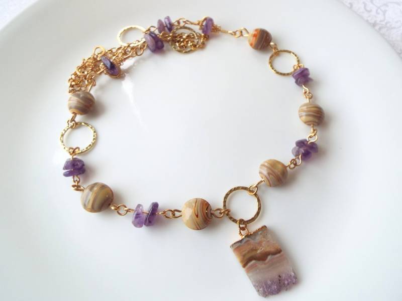 Amethyst Halskette. Creme Und Lila Keramik Perlen Stück Anhänger Lange Draht Gewickelt von ADesignJewelry