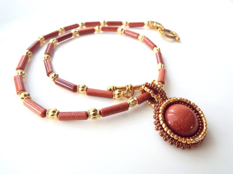 Goldstone Halskette. Glas Goldene Braune Stickerei Anhänger. Runde Anhänger Halskette von ADesignJewelry