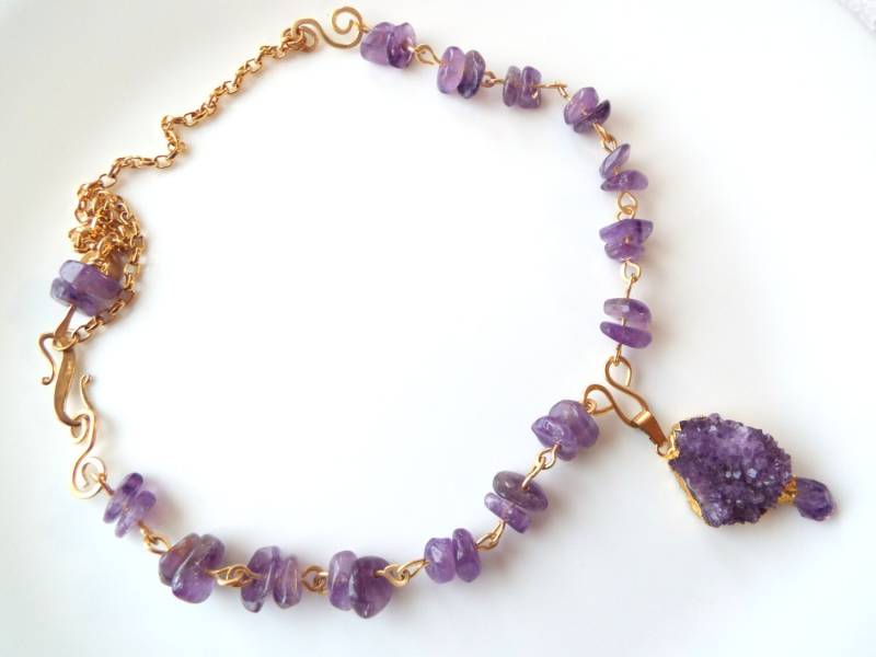 Lila Amethyst Halskette. Edelstein Anhänger Draht-Kette von ADesignJewelry