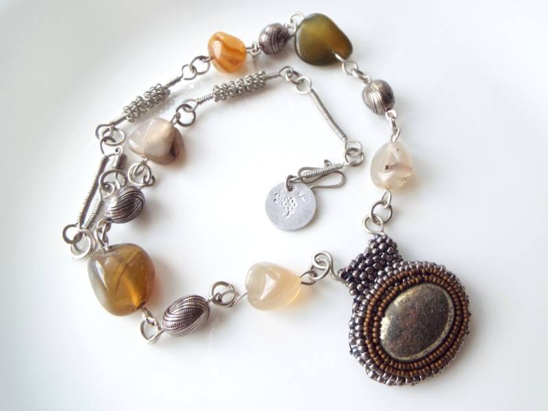 Silber Halskette, Pyrit Anhänger Stickerei, Pyrit-Edelstein-Anhänger, Edelstein Halskette. Perlen Mit Gefaltete Knot von ADesignJewelry