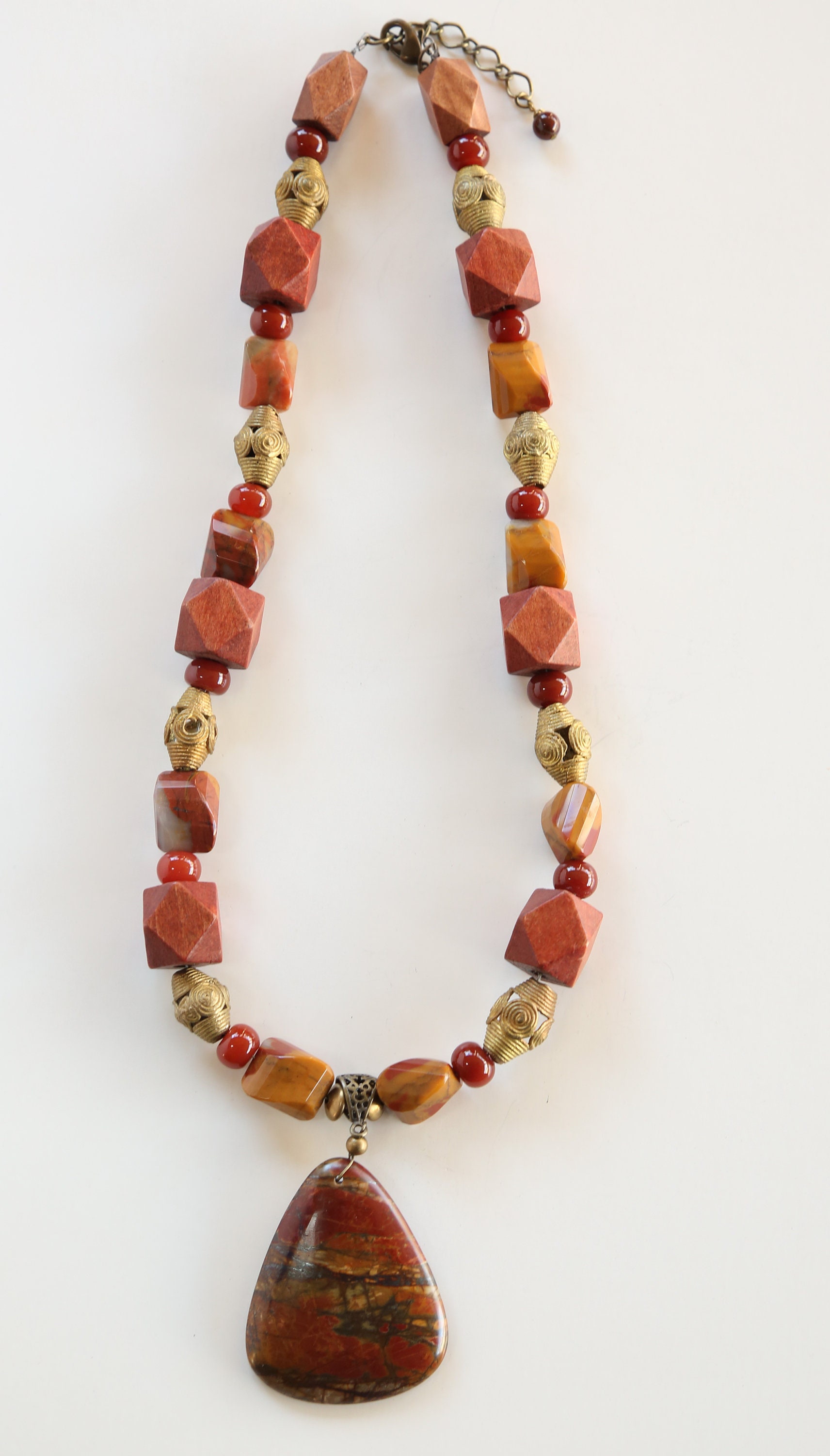 61 cm Lange Kette Aus Red Creek Jaspis, Messingperlen Ghana Und Karneol-Perlen. Dazu Der 8, 5 Große Anhänger Jaspis 61 cm Lange Kette Aus Red Creek Jaspis, Messingperlen Ghana Und Karneol-Perlen. Dazu Der 8, 5 Große Anhänger Jaspis von ADifferentBeadDesign