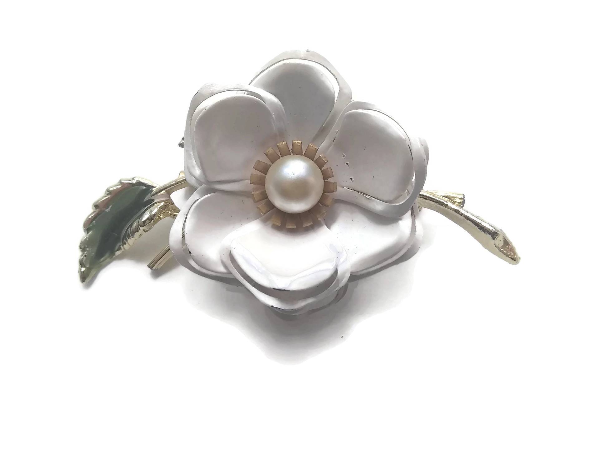 Blumen-Brosche, Vintage-Gold-Ton Weiße Emaille-Blume Mit Einer Perle in Der Mitte Und Grüne Emaille-Blatt-Brosche von ADreamersCarnival