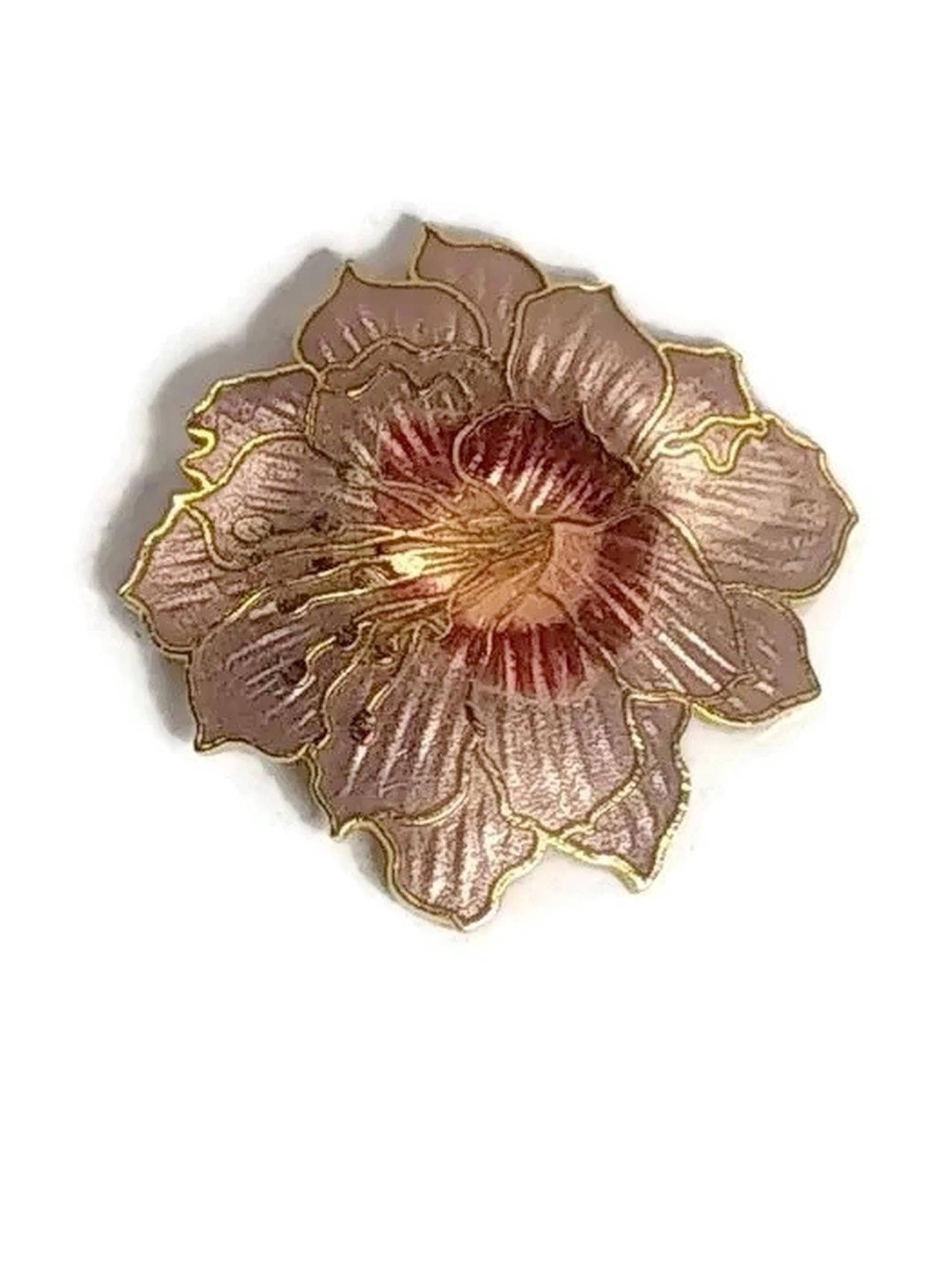 Große 1980Er Jahre Goldfarbene Cloisonne Blumen Brosche Mit Gold, Mauve, Lila, Rosa Emaille von ADreamersCarnival