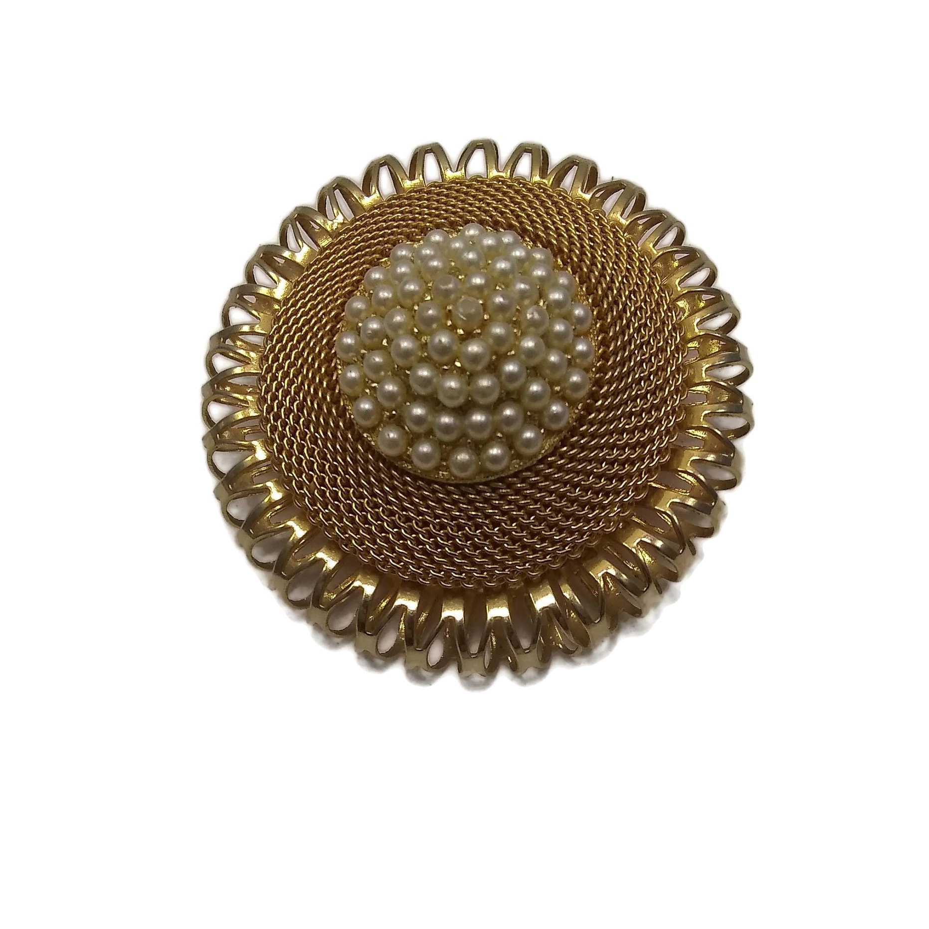 Große Runde Vintage Gold Ton Mit Faux Perlen Gewölbte 3D Brosche von ADreamersCarnival