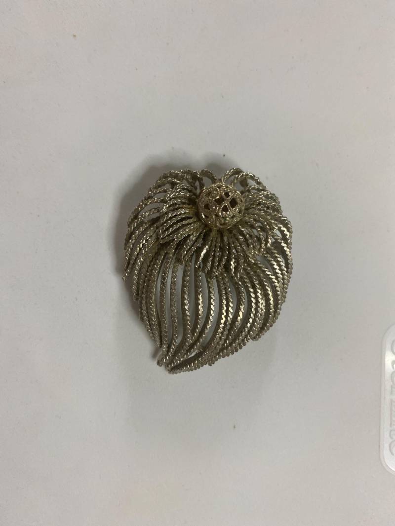 Große Vintage Silber Ton Feuerwerk Wasserfall Blumen Brosche Große Vintage Silber Ton Feuerwerk Wasserfall Blumen Brosche von ADreamersCarnival