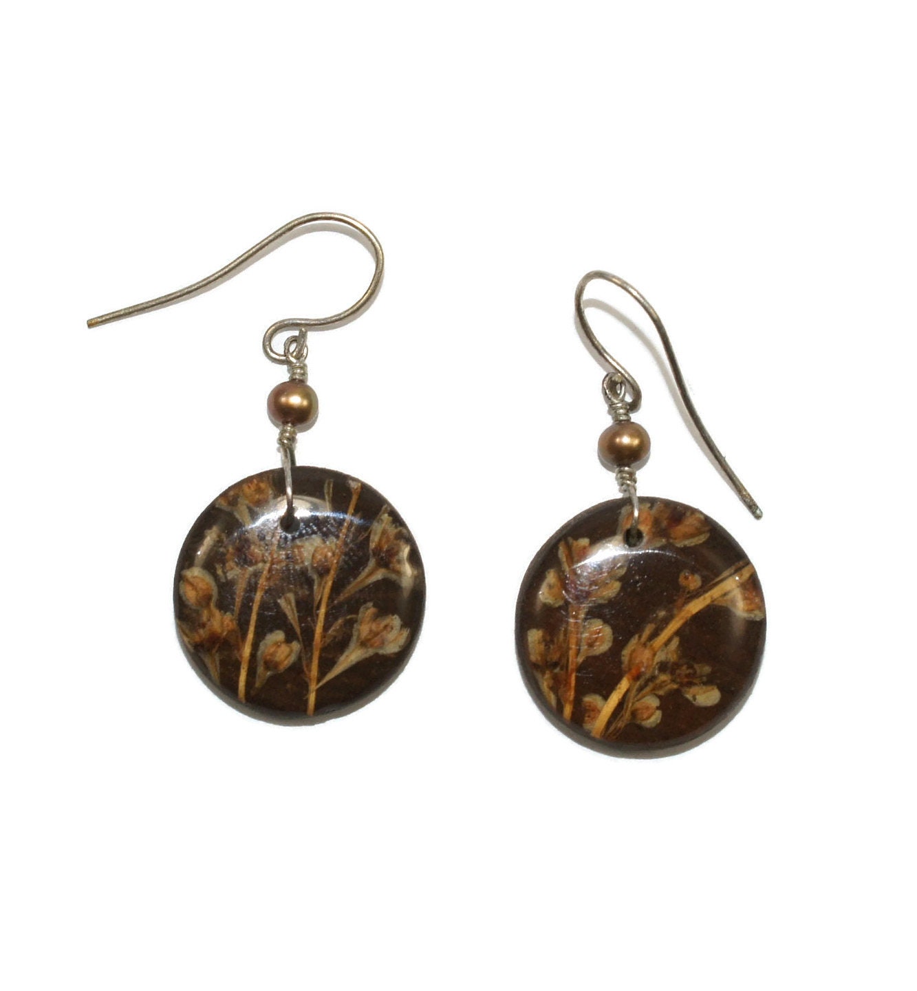 Handgefertigte Vintage Holzscheiben Lackierte Ohrringe Mit Echtem Gepressten Blumen Blumenmuster Und Hakenverschlüssen Für Durchbohrte Ohren von ADreamersCarnival