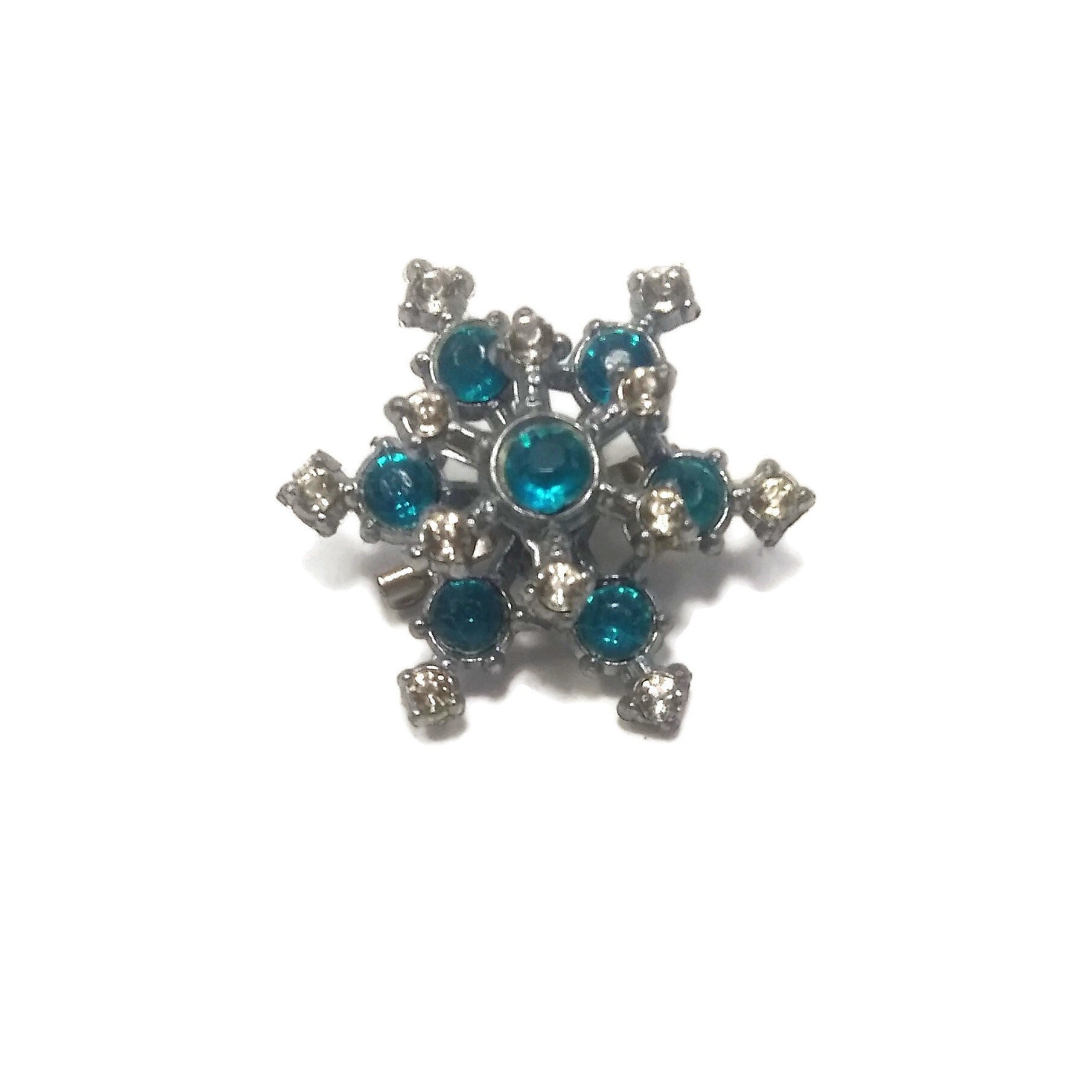 Mid Century Vintage Silber Ton Und Klare Blaue Strass Schneeflocke 3D Brosche von ADreamersCarnival