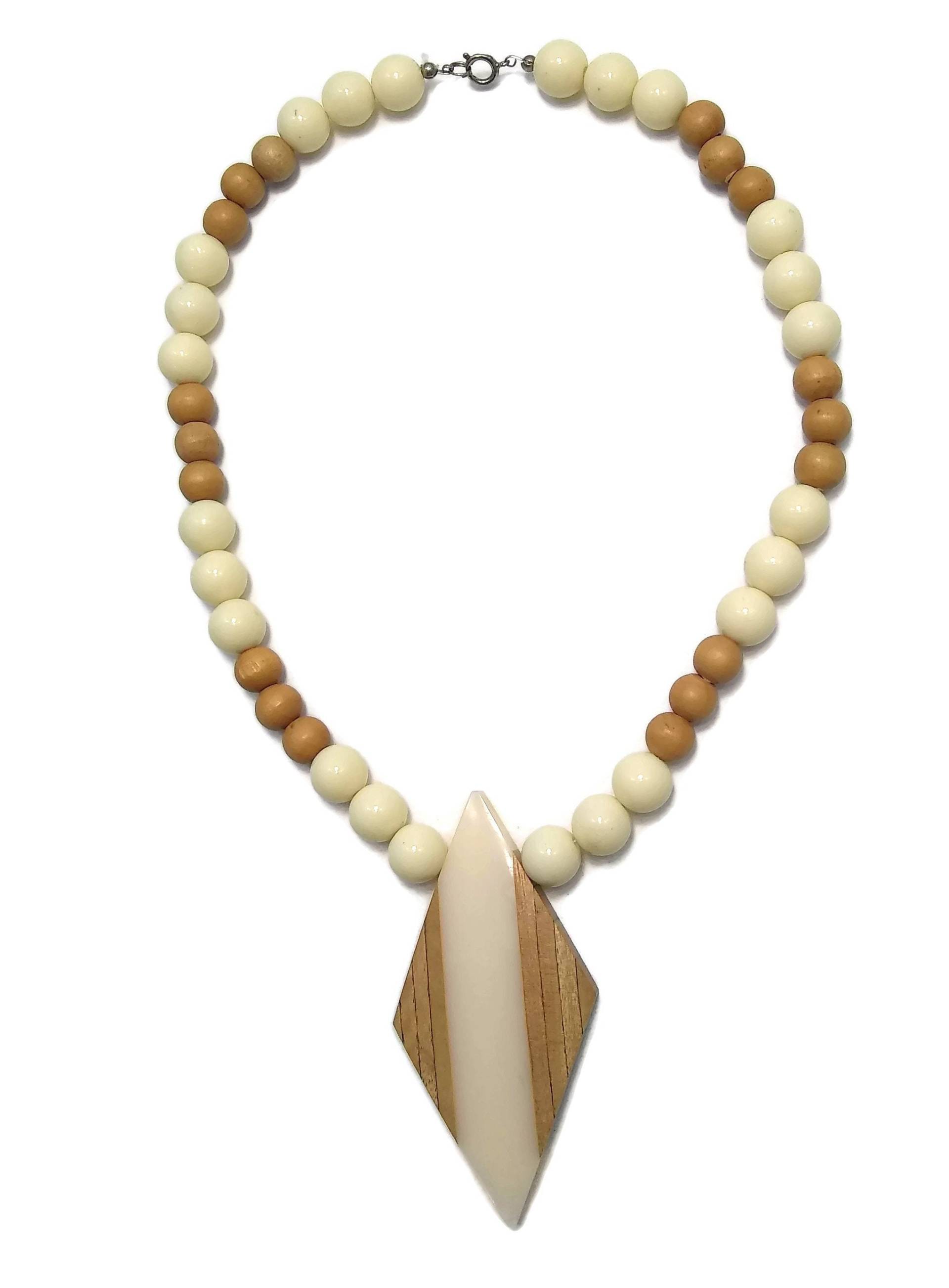 Vintage 1980Er Jahre Holz Und Elfenbein Lucite Anhänger Perlen Halskette, 18-Zoll-Halskette Mit Federringverschluss von ADreamersCarnival