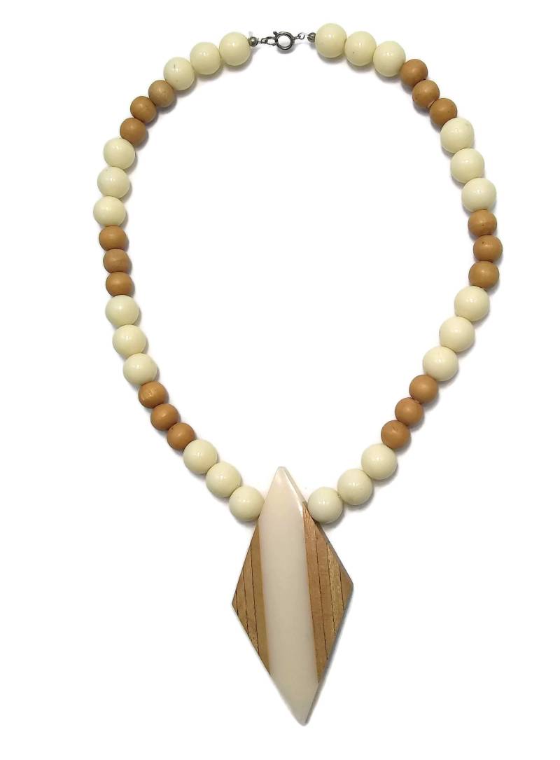 Vintage 1980Er Jahre Holz Und Elfenbein Lucite Anhänger Perlen Halskette, 18-Zoll-Halskette Mit Federringverschluss von ADreamersCarnival