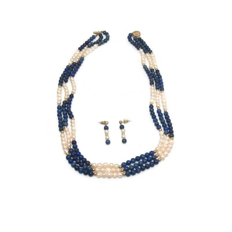 Vintage 3 Strang 6 Mm Zuchtperle, Lapis Lazuli Und 14K Gold Perlen Halskette Passende Ohrringe. Gemarkt 14K6 von ADreamersCarnival