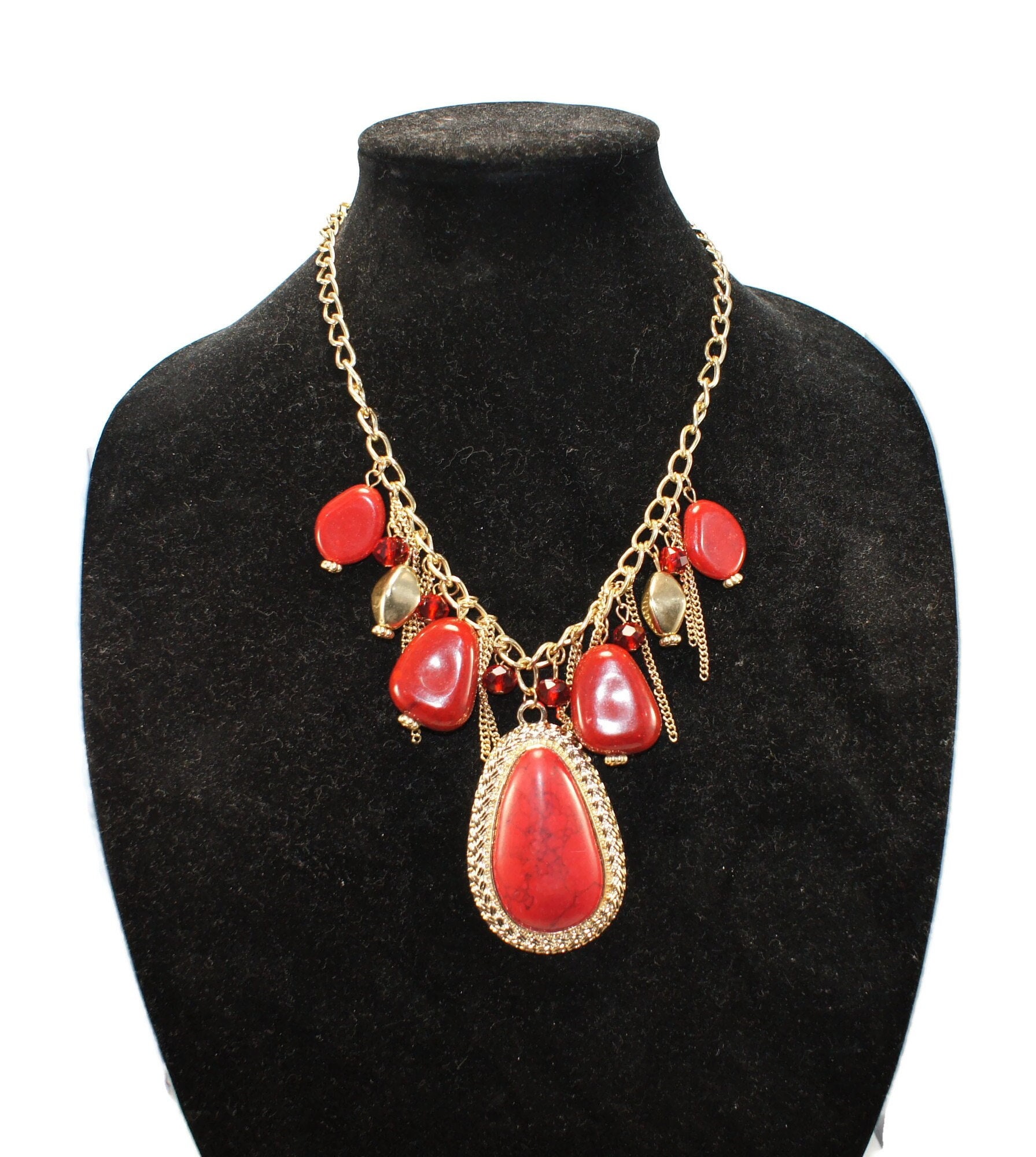 Vintage Gold Ton, Rot Howlith, Rot Marmorierte Lucite Und Rote Acryl Perlen Anhänger Halskette Mit Karabinerverschluss von ADreamersCarnival