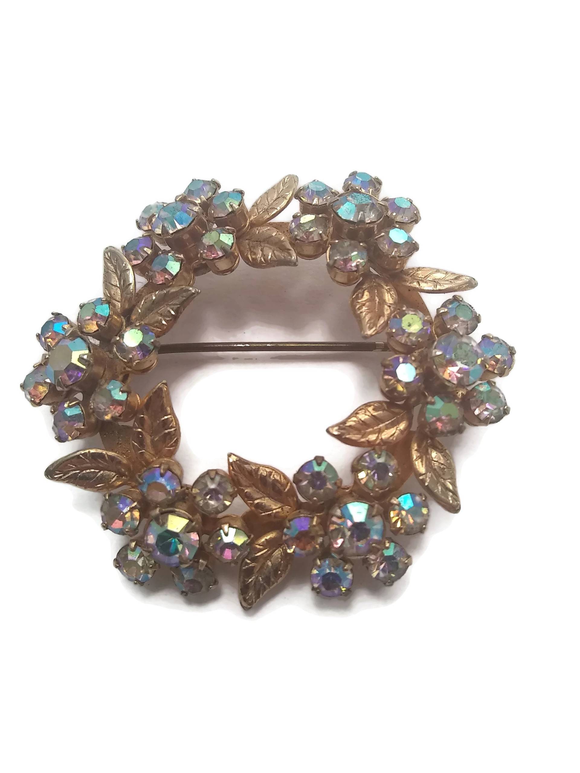 Vintage Gold Ton Blatt Und Irisierende Aurora Borealis Strass Kranz Brosche von ADreamersCarnival