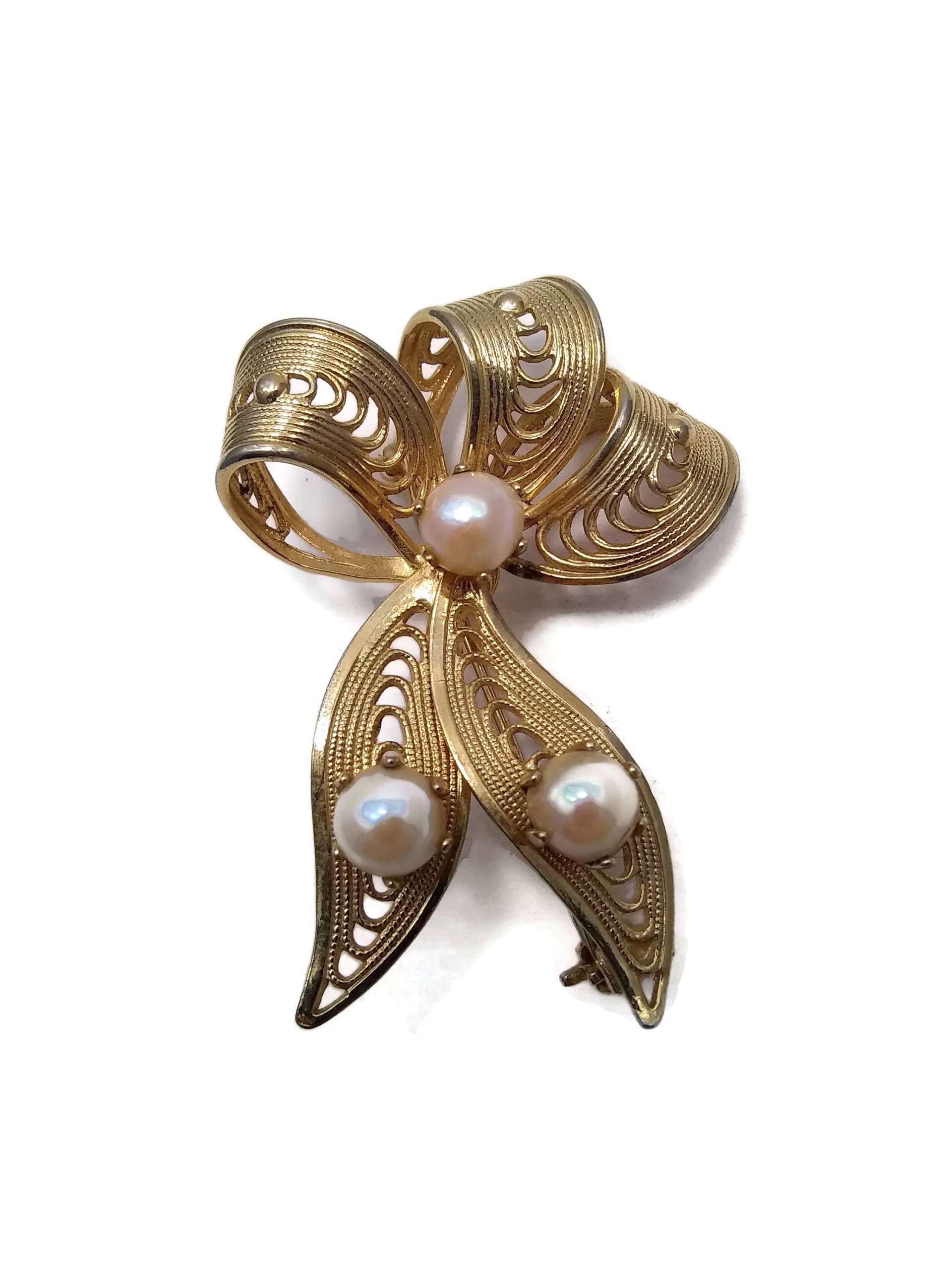 Vintage Gold Ton Fancy Ribbon Bow Mit Faux Perlen Pin Brosche von ADreamersCarnival