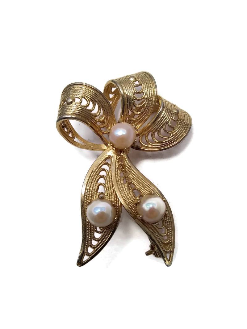 Vintage Gold Ton Fancy Ribbon Bow Mit Faux Perlen Pin Brosche Vintage Gold Ton Fancy Ribbon Bow Mit Faux Perlen Pin Brosche von ADreamersCarnival