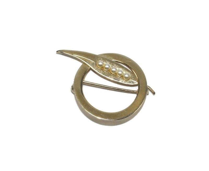 Vintage Gold Ton Kreis Und Blatt Brosche Mit Faux Perlen von ADreamersCarnival