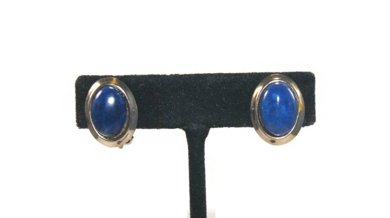 Vintage Gold Ton Und Blaue Harz Oval Gewölbte Clips An Ohrringen von ADreamersCarnival