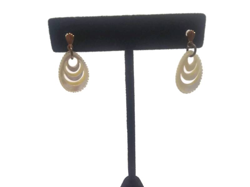 Vintage Gold Ton Und Geschnitzte Perlmutt Baumeln Tropfen Ohrringe Mit Pfosten-Rücken Für Durchbohrte Ohren von ADreamersCarnival