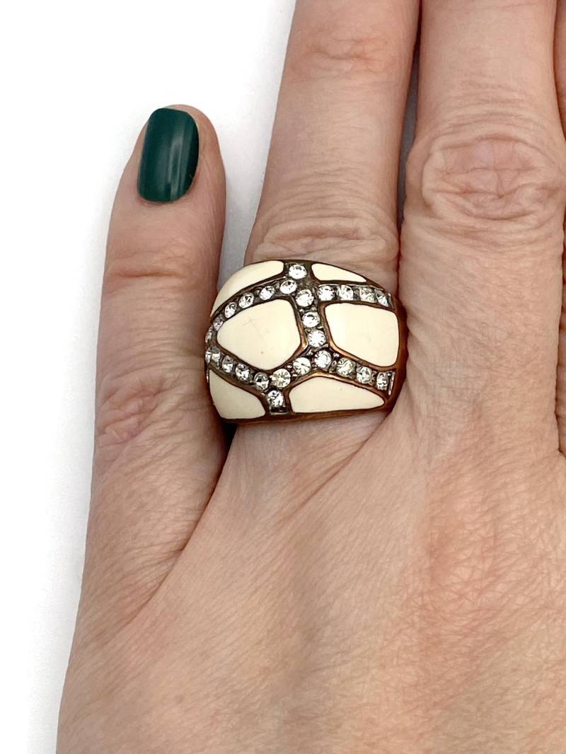 Vintage Kupfer Ton, Weiße Emaille Und Strass Frau Statement Ring. Größe 16 1/2 von ADreamersCarnival