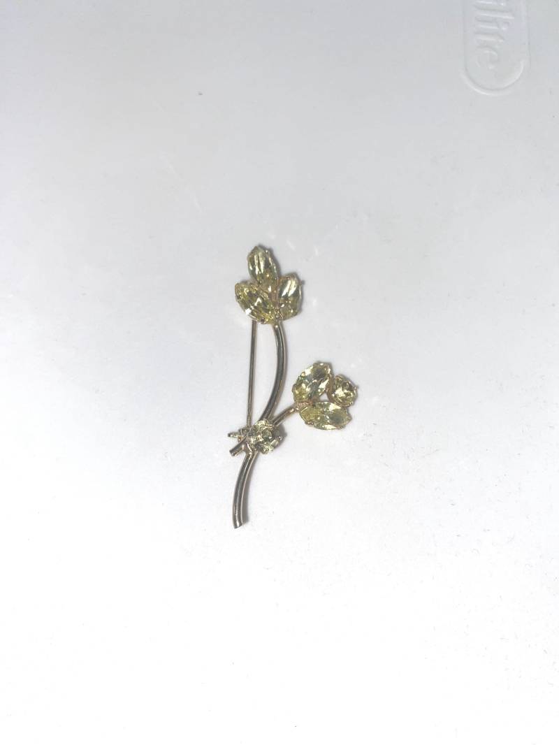 Vintage Goldfarbene Blumen Brosche - Pin. Funkelnde Gelbe Strasssteine. Florales Motiv. Schlicht. Geschenk Für Sie Vintage Goldfarbene Blumen Brosche - Pin. Funkelnde Gelbe Strasssteine. Florales Motiv. Schlicht. Geschenk Für Sie von ADreamersCarnival