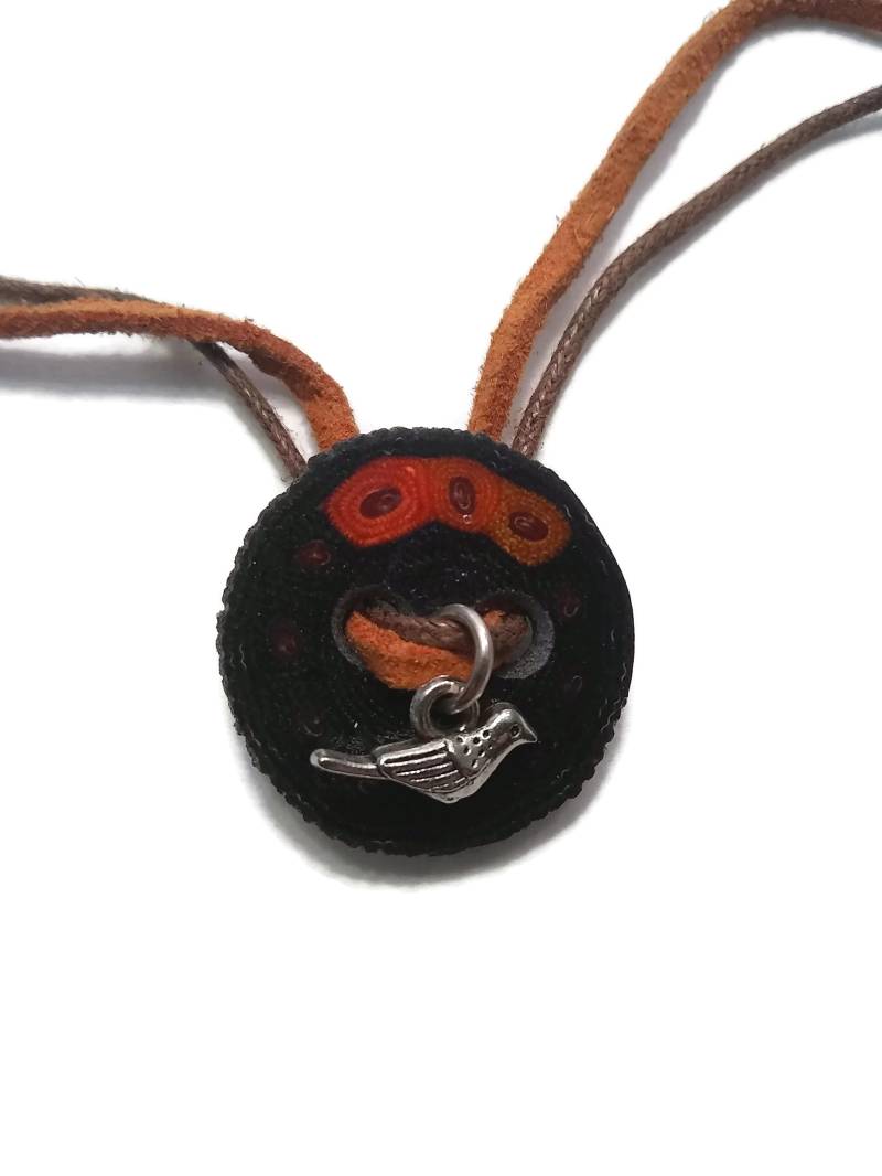 Vintage Handgemachte Holzscheibe Mit Sterling Silber Vogel Charm Anhänger Auf 32-Zoll-2 Strang Lederschnüren von ADreamersCarnival