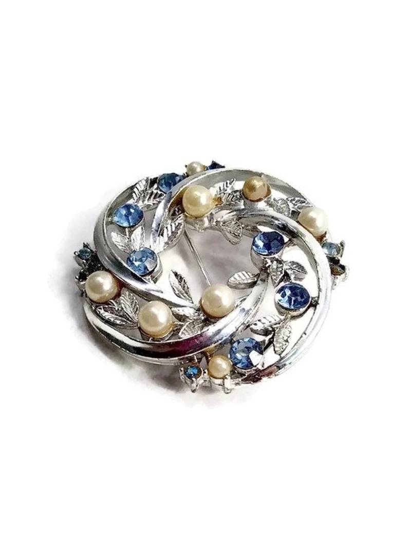 Vintage Kranz Brosche. Silber Ton Mit Perlen Und Kristall Strass. Signiert Lisner Vintage Kranz Brosche. Silber Ton Mit Perlen Und Kristall Strass. Signiert Lisner von ADreamersCarnival