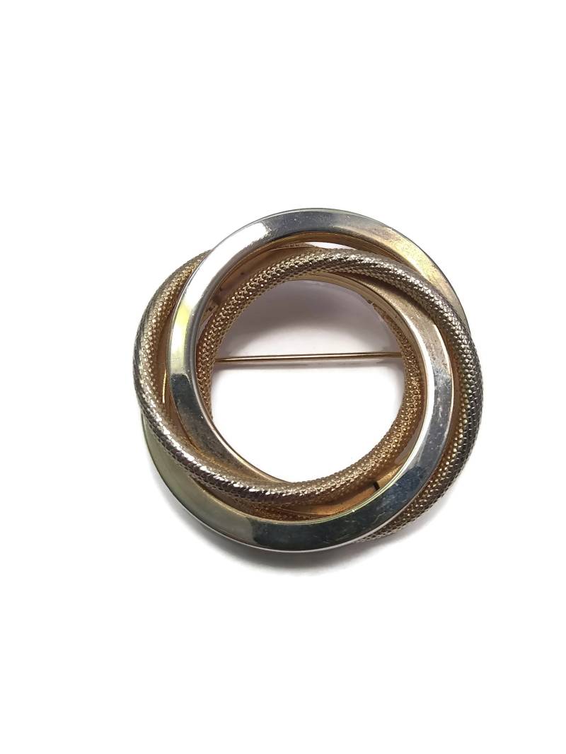 Vintage Marvella Brosche Aus 4 Ineinander Verschlungenen Kreisen, 2 Poliert Und Gemasert. Markenzeichen Vintage Marvella Brosche Aus 4 Ineinander Verschlungenen Kreisen, 2 Poliert Und Gemasert. Markenzeichen von ADreamersCarnival