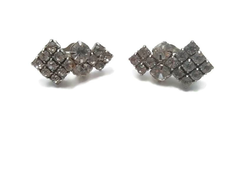 Vintage Mid Century Stil Silberfarbene Und Klare Strass Ohrclips Mit Clip Auf Dem Verschluss von ADreamersCarnival