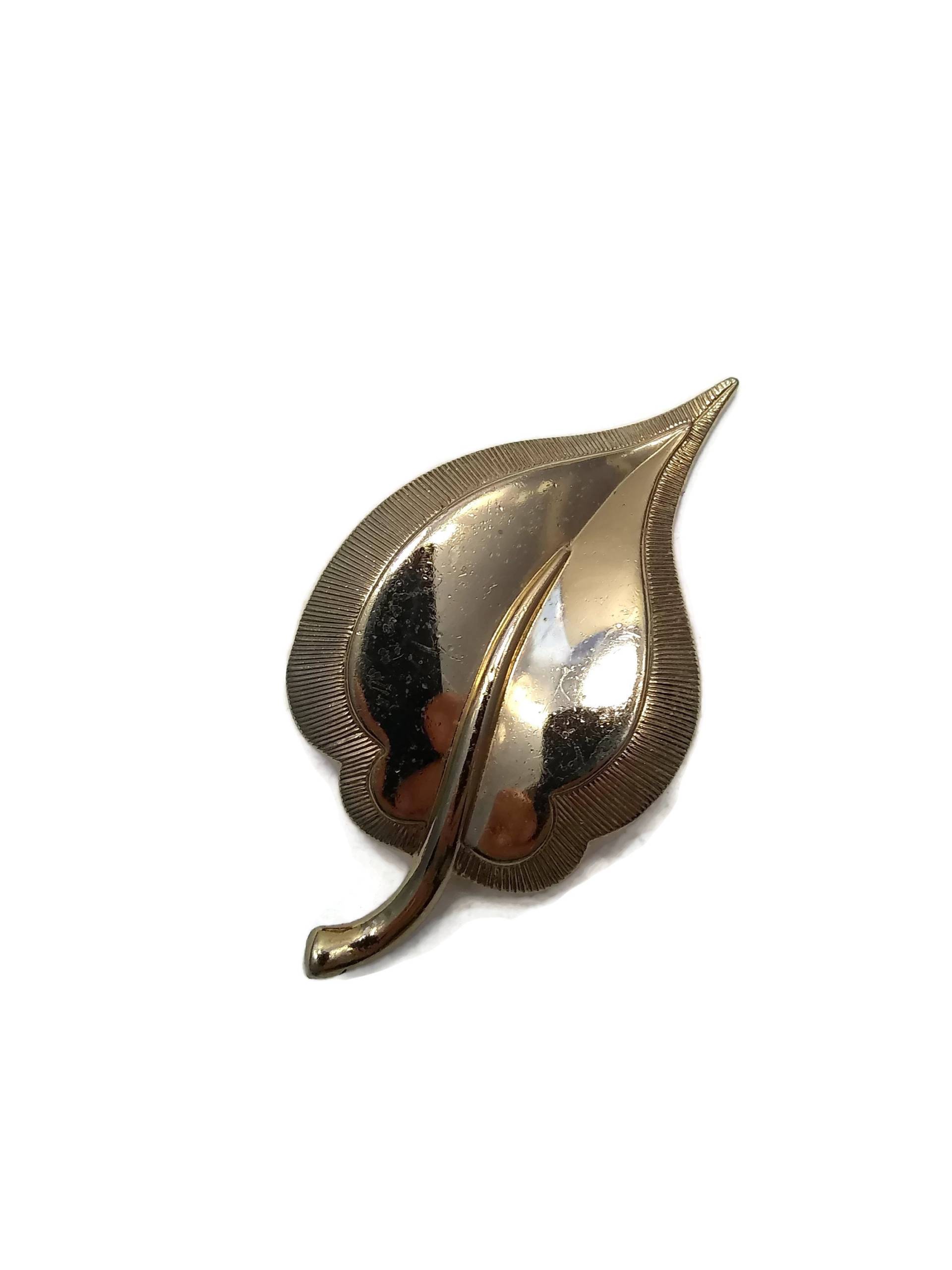Vintage Monet Goldfarbene Blatt-Brosche, Monet-Markenzeichen. Matt Und Glänzend Gold Ton von ADreamersCarnival